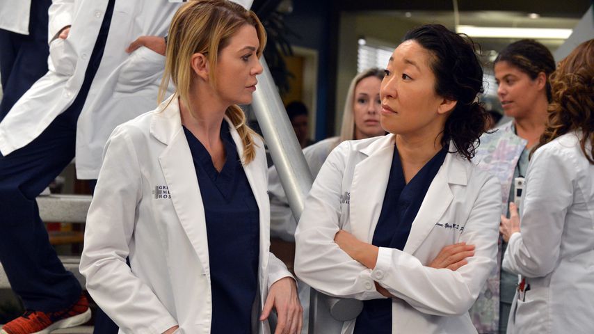 Ellen Pompeo und Sandra Oh während Dreharbeiten zu "Grey's Anatomy", 2014