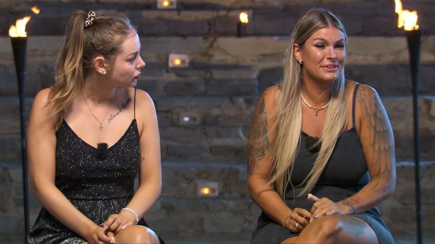 Elli Loretta und Gloria Glumac beim "Temptation Island"-Lagerfeuer