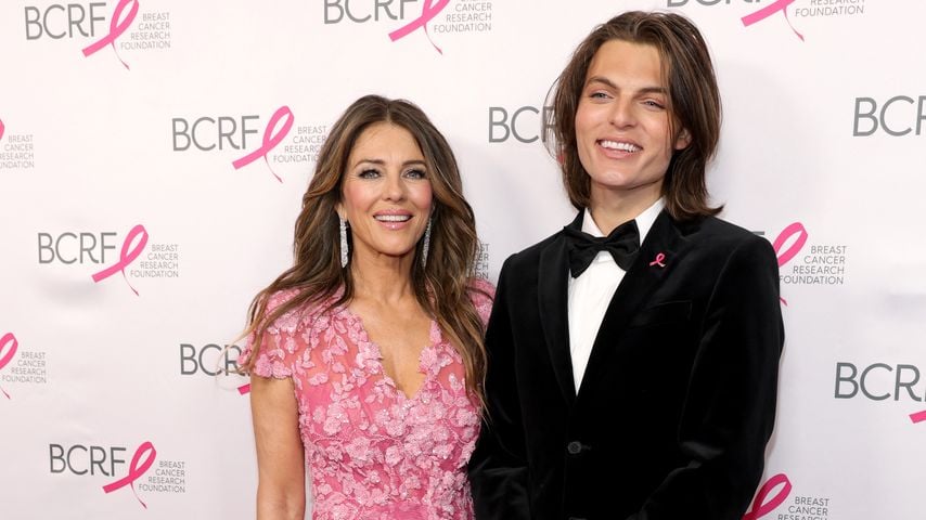 Ellizabeth Hurley mit ihrem Sohn Damian im Mai 2025 in New York