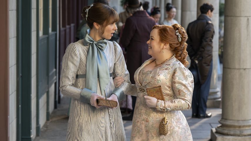 Eloise Bridgerton und Penelope Featherington in Staffel 4, Folge 4