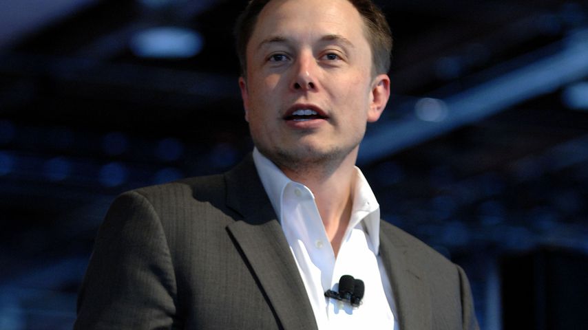 Elon Musk bei einer Pressekonferenz in Detroit im Januar 2010