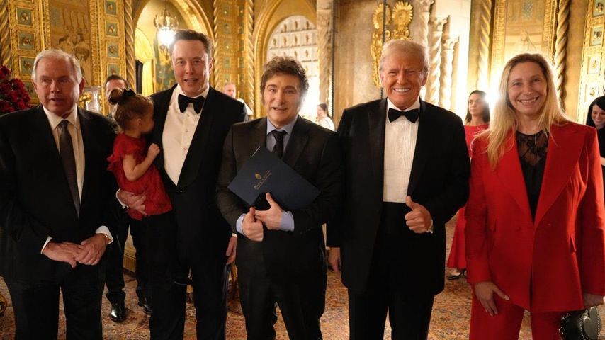 Elon Musk, Javier Milei, Donald Trump und weitere Gäste in Palm Beach, Florida, im November 2024