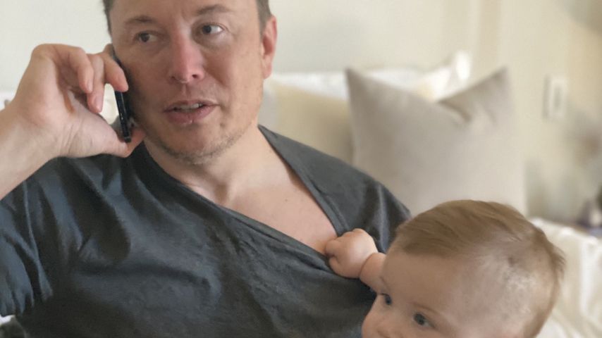 Mit Handy am Ohr: Elon Musk teilt neues Foto mit seinem Sohn