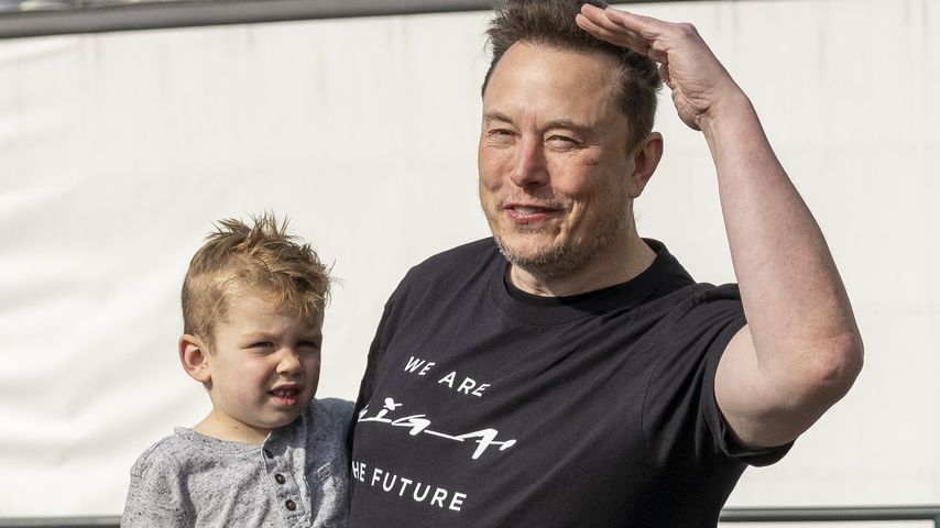 Elon Musk und sein Sohn X Æ A-12 in Brandenburg, März 2024