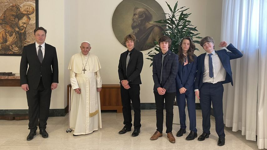 Elon Musk mit seinen vier Söhnen und dem Papst