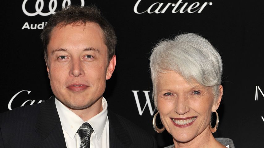 Elon Musk und seine Mutter Maya Musk im Oktober 2011