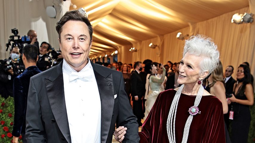 Elon Musk und seine Mutter Maye auf der Met Gala 2022