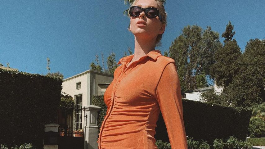 Stylish: Elsa Hosk zeigt ihren Babybauch in knappem Kleid