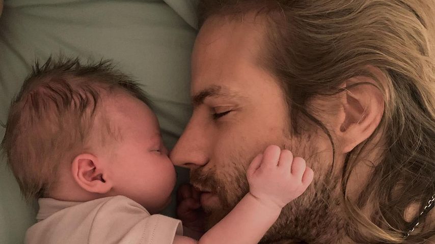 Elsa Hosks Partner Tom Daly und ihr gemeinsames Baby Tuulikki Joan