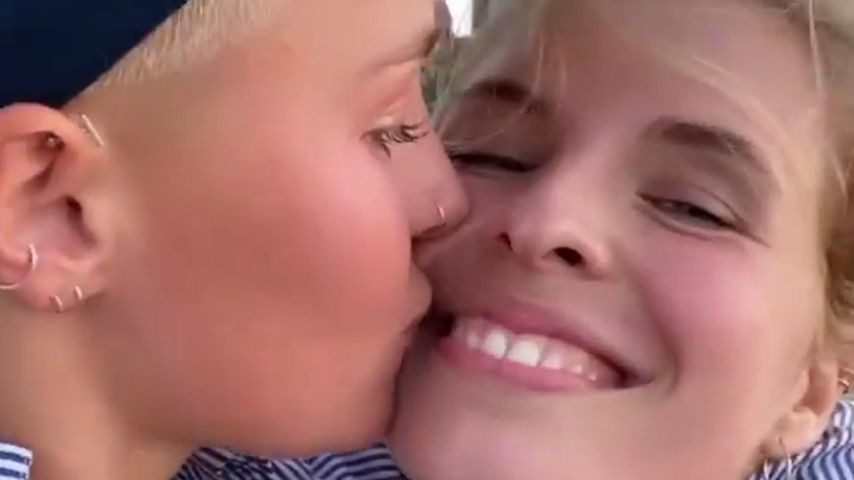 Elsa Louise mit ihrer Freundin Melissa