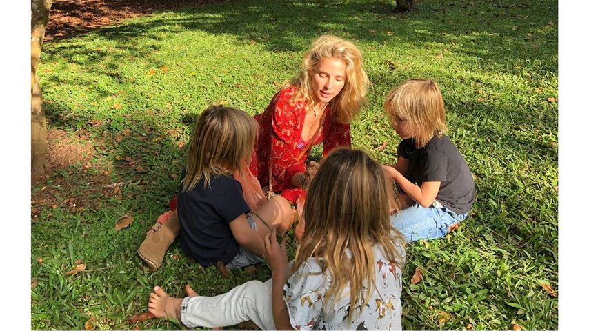 Elsa Pataky sitzt mit ihren Kindern India, Sasha und Tristan im Gras, Mai 2019