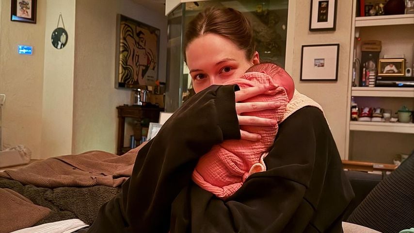 Elsie Hewitt teilt ehrliche Eindrücke aus dem Wochenbett