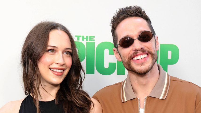 Schwangere Elsie Hewitt und Pete Davidson turteln im Stadion