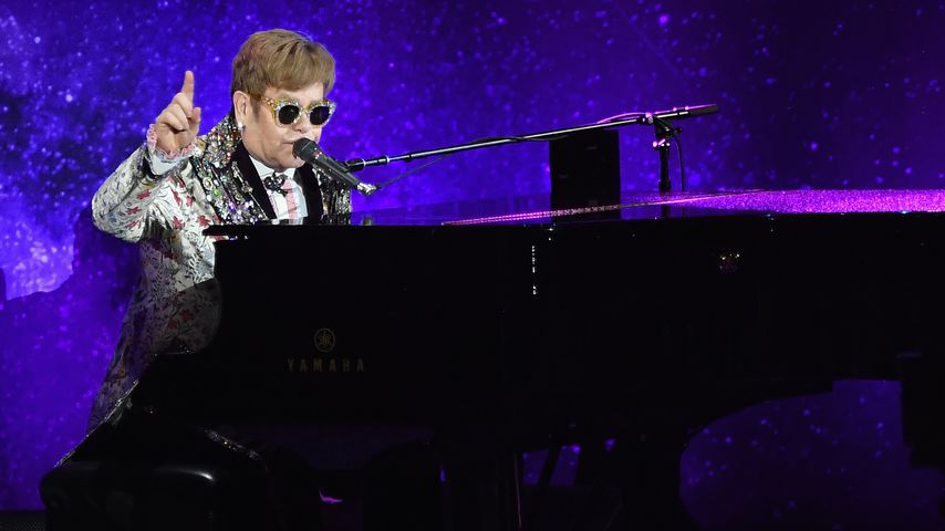 Autsch! Elton John kriegt Perlenkette ins Gesicht gepfeffert