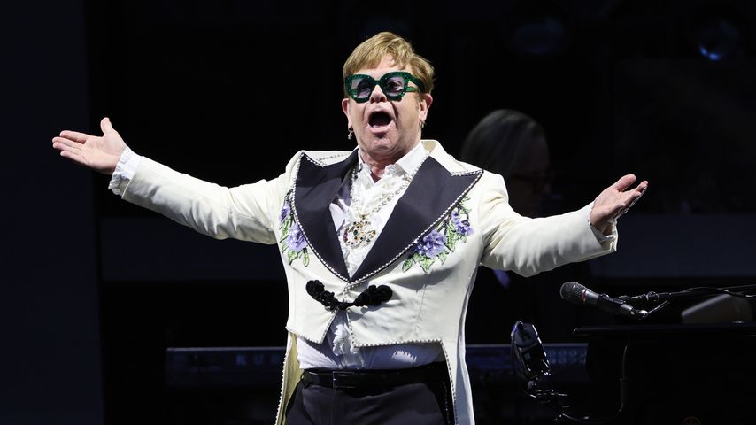Elton John, Sänger