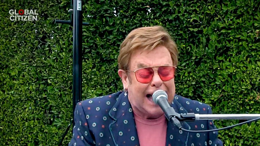Schwere Zunge? Elton John singt lallend beim Netz-Konzert