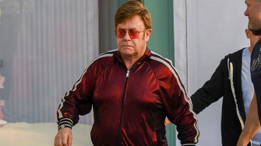 Gucci von Kopf bis Fuß: Elton John trägt Luxus-Jogginganzug
