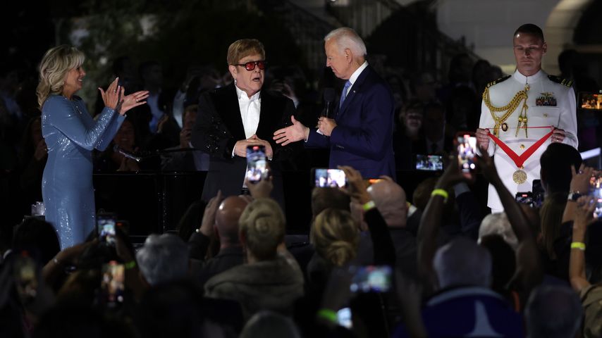 Elton John mit Jill und Joe Biden im Garten des Weißen Hauses