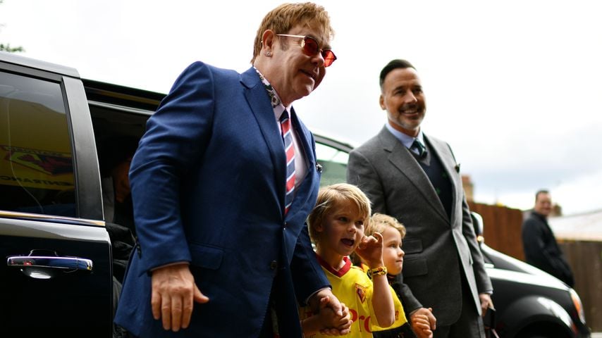 Elton John mit seinen Söhnen und Gatte David Furnish in Watford