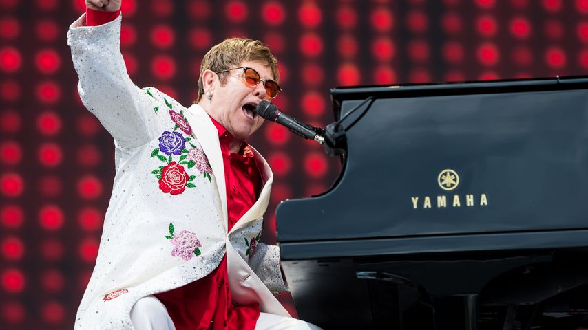 Elton John, Sänger