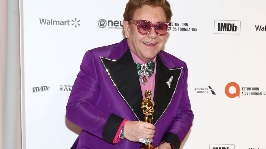 Sir Elton John: Rote Augen und leuchtende Füße!