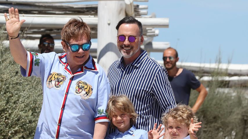 Elton John und David Furnish mit ihren Söhnen Elijah und Zachary in Saint-Tropez