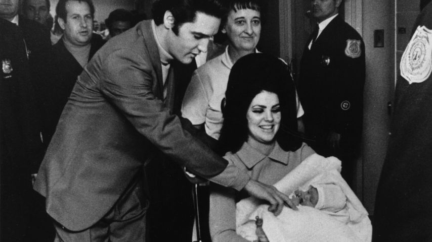 Elvis und Priscilla Presley mit Baby Lisa Marie vor dem Baptist Hospital in Memphis