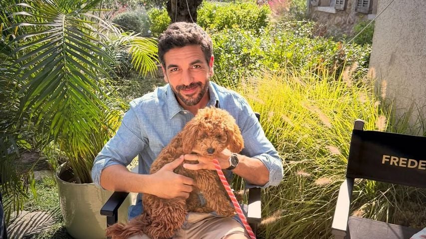 Elyas M'Barek kuschelt bei Dreharbeiten mit süßem Hund