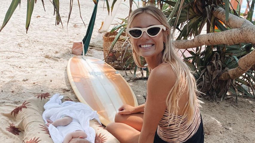 Zehn Tage nach Geburt: Elyse Knowles mit Baby am Strand