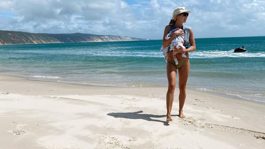 Elyse Knowles mit ihrem Baby am Strand