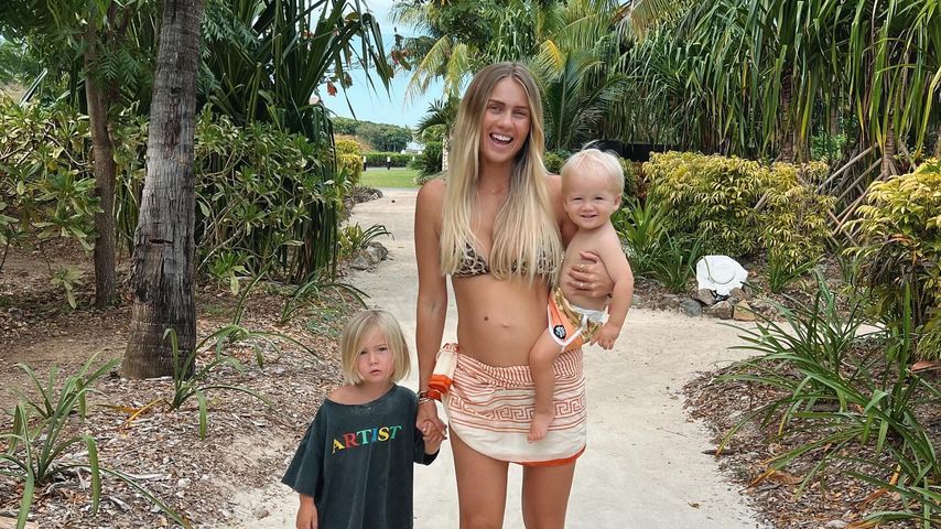 So relaxt zeigt sich schwangere Elyse Knowles am Strand