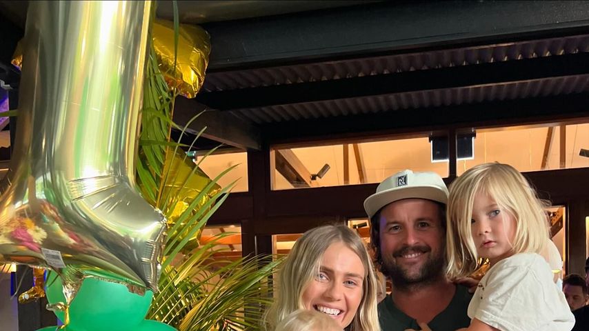 Model Elyse Knowles mit ihrem Verlobten Josh Barker und ihren Söhnen Zaii und Sunny, Mai 2024
