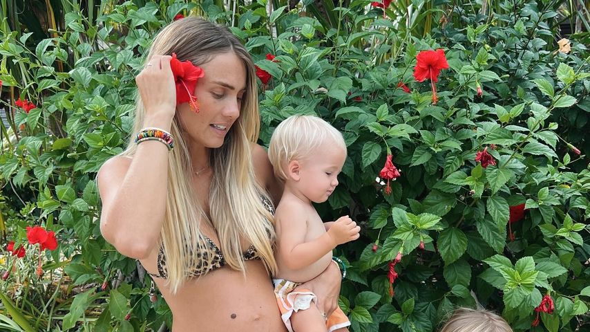 Model Elyse Knowles mit ihren Söhnen Zaii und Sunny, Juni 2024