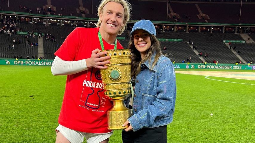 Emil Forsberg mit seiner Frau Shanga und dem DFB-Pokal