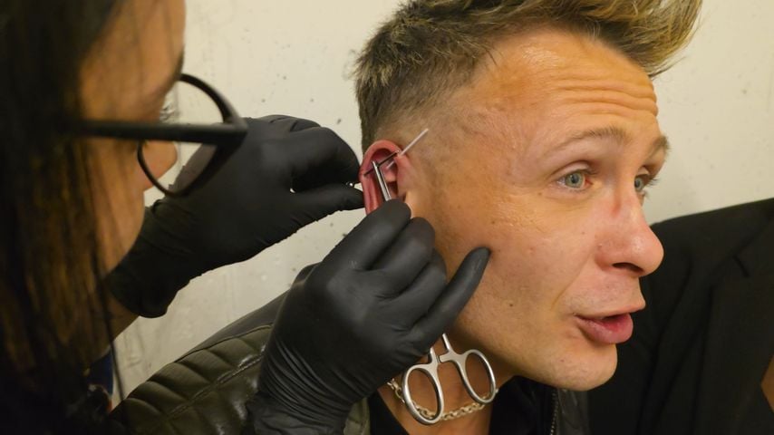 Emil Kusmirek lässt sich ein Piercing bei Premiere stechen