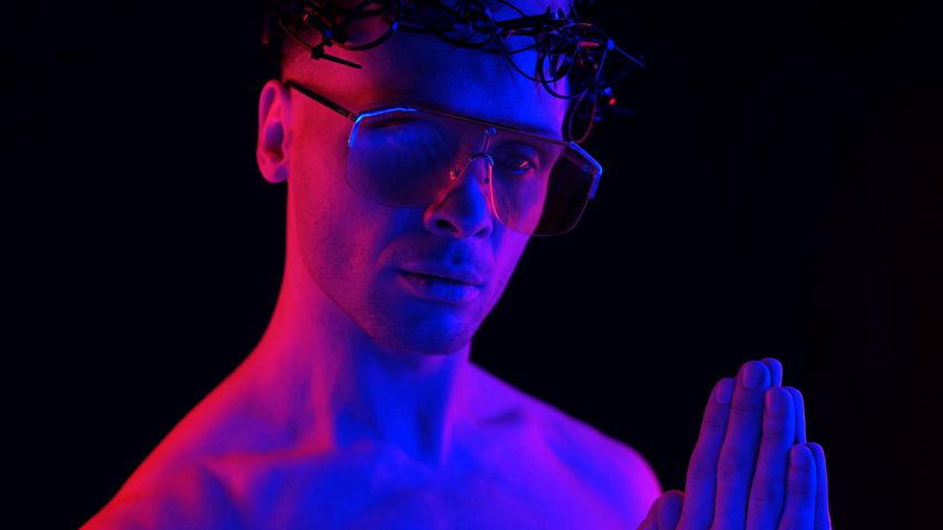 Emil Kusmirek posiert bei Fotoshooting als schwuler Jesus