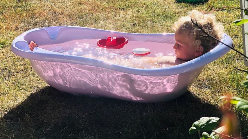 Abkühlung gefällig? So relaxt Emil-Ocean (2) im Ersatzpool
