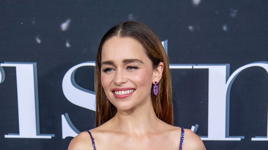 Endlich: Emilia Clarke löst "Game of Thrones"-Becherrätsel