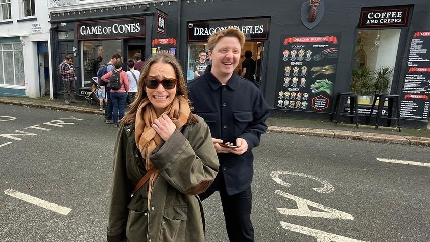 "Game of Cones": Emilia Clarke posiert vor schräger Eisdiele