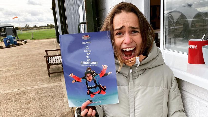 Zum 34. Geburtstag: Emilia Clarke springt aus einem Flugzeug