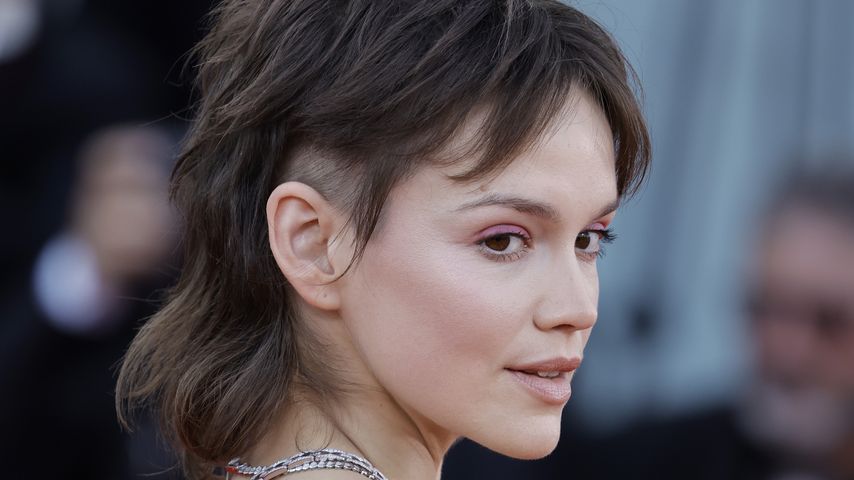 Schick oder Schock? Emilia Schüle mit neuer Frise in Venedig