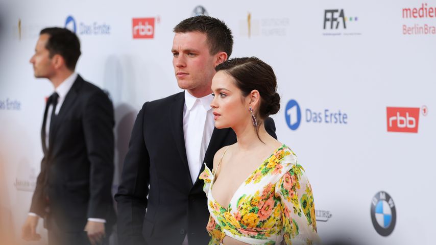 Emilia Schüle und Jannis Niewöhner, April 2018