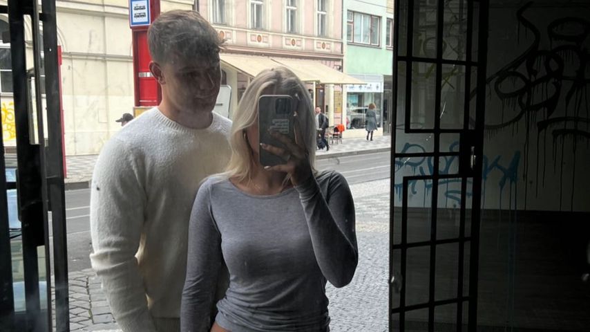 Emilia Würsching mit einem Unbekannten im Oktober 2022