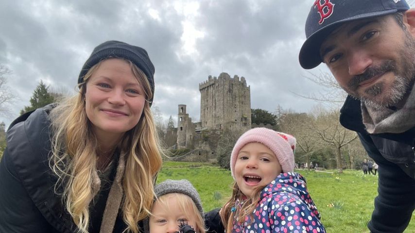 Emilie de Ravin und Eric mit ihren Kindern