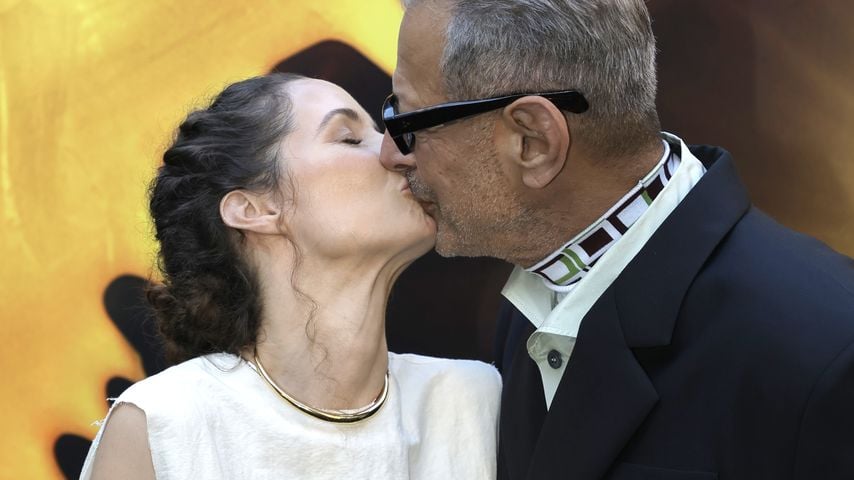 Emilie Livingston und Jeff Goldblum auf dem Red Carpet