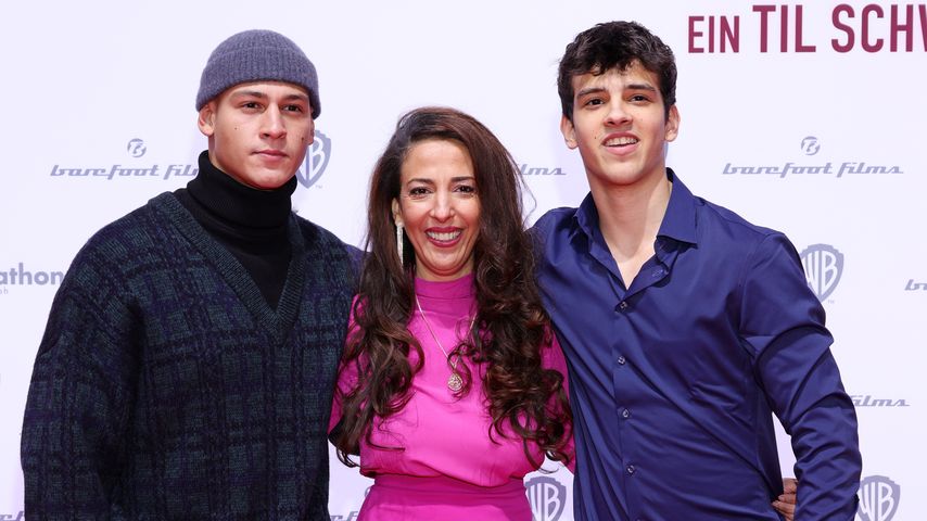 Emilio Sakraya und Ilyes Raoul mit ihrer Mutter Meryem Moutaoukkil, November 2021