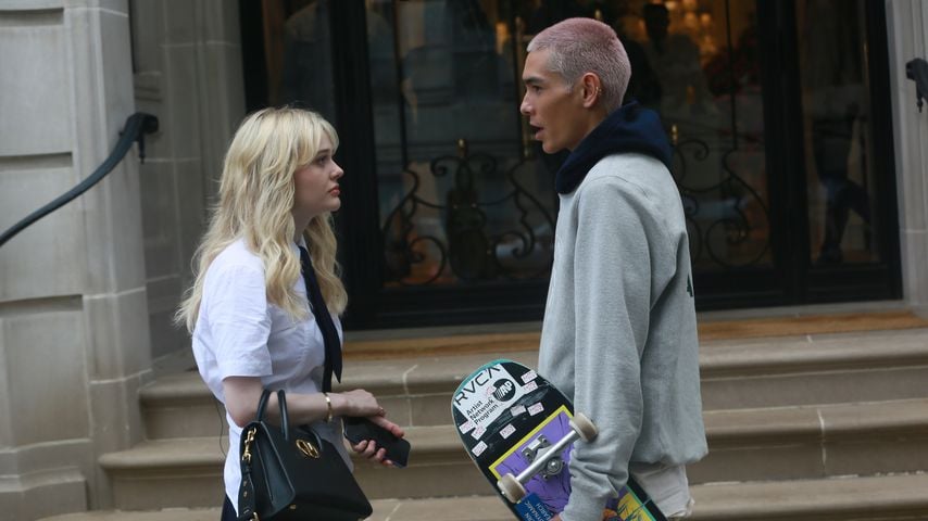 Emily Alyn Lind und Evan Mock am Set von "Gossip Gilr" im Juni 2021