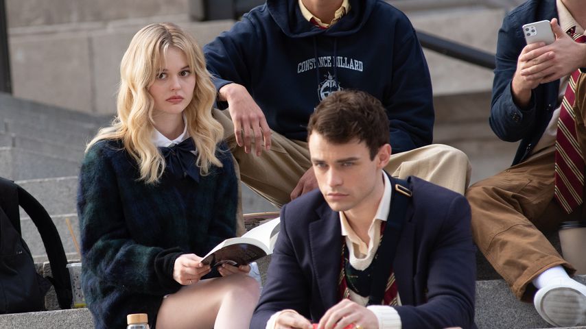 Emily Alyn Lind und Thomas Doherty bei den Drehrbeiten für das "Gossip Girl"-Reboot