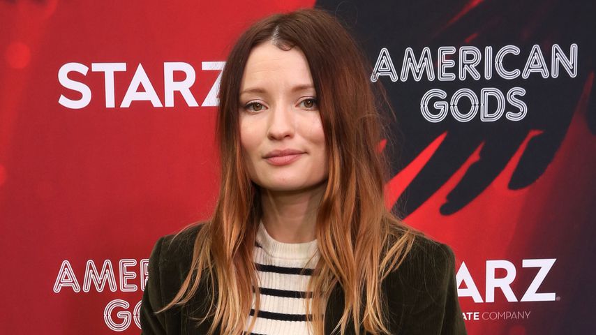 Schöne Emily Browning nackt im heißen Thriller