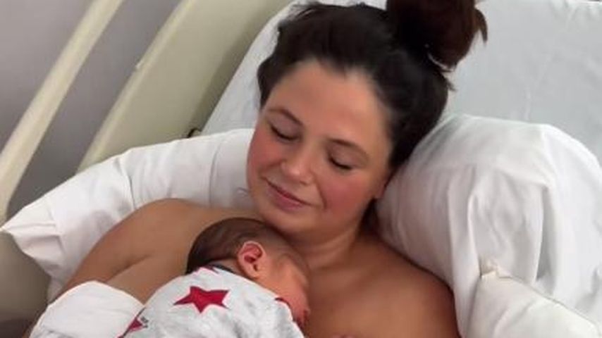 Emily Gierten und ihr neugeborener Sohn